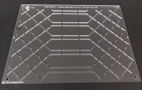 Carrés distendus 40x40 mm < 173x44 mm> 40x40 mm