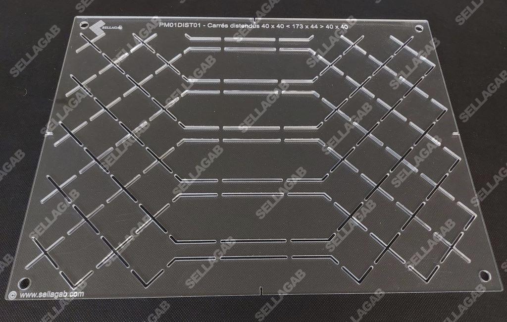 Carrés distendus 40x40 mm < 173x44 mm> 40x40 mm